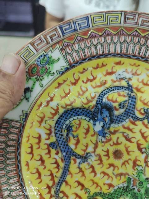 古玩陶瓷二龍戲珠廣彩盤真品鑒賞圖