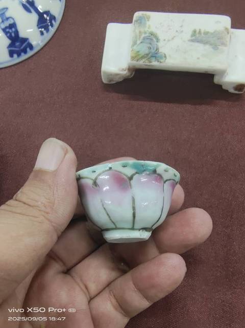 古玩陶瓷蓮瓣紋酒杯真品鑒賞圖
