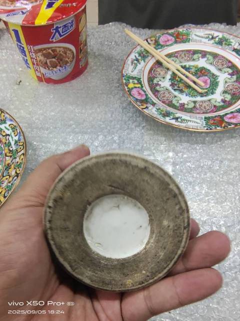 古玩陶瓷太師少保筆筒真品鑒賞圖