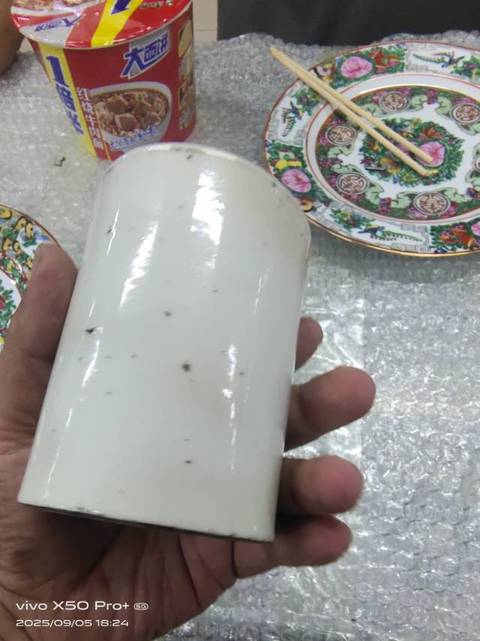 古玩陶瓷太師少保筆筒真品鑒賞圖