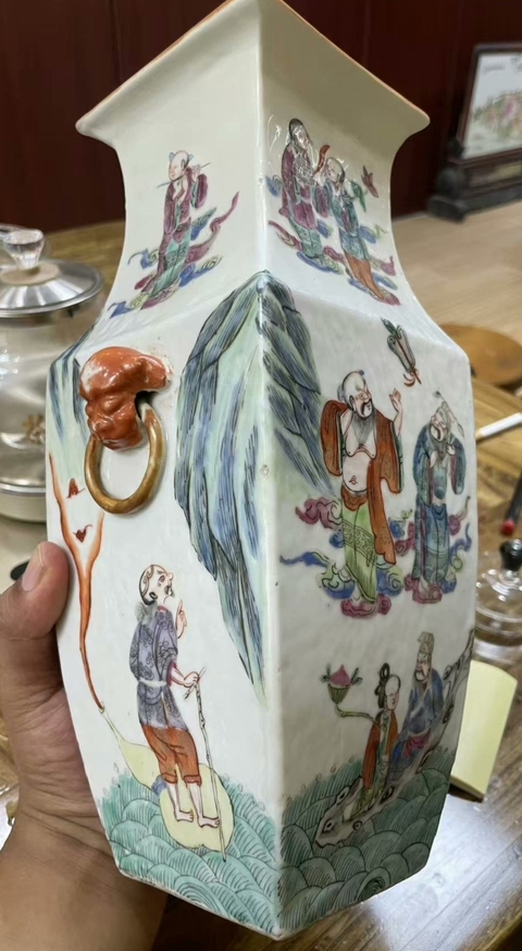 古玩陶瓷雙鋪首粉彩四方瓶真品鑒賞圖