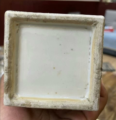 古玩陶瓷雙鋪首粉彩四方瓶真品鑒賞圖