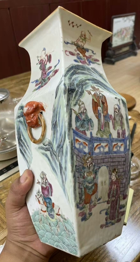 古玩陶瓷雙鋪首粉彩四方瓶真品鑒賞圖