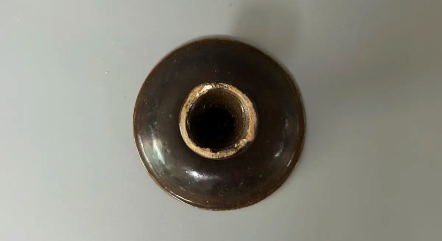 古玩陶瓷褐釉高足盤真品鑒賞圖