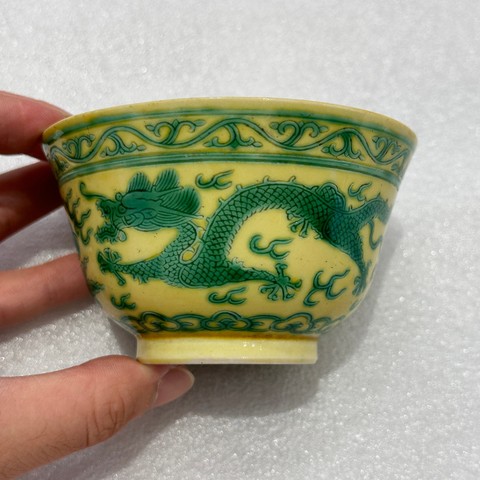 古玩陶瓷黃地刻綠龍紋茶碗真品鑒賞圖