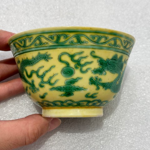 古玩陶瓷黃地刻綠龍紋茶碗真品鑒賞圖
