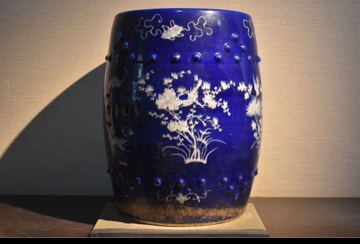 古玩陶瓷藍釉玻璃白繡蹲真品鑒賞圖