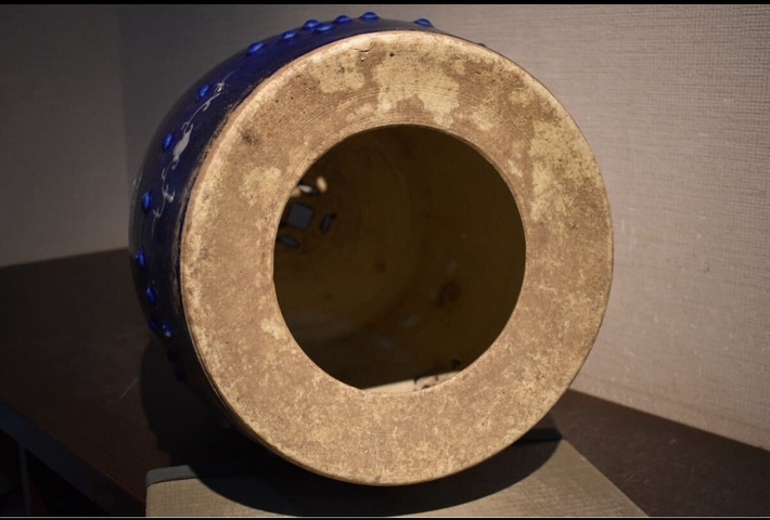 古玩陶瓷藍釉玻璃白繡蹲真品鑒賞圖