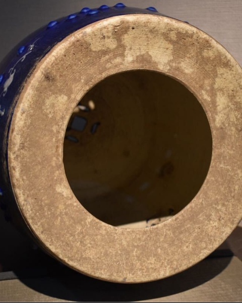 古玩陶瓷藍釉玻璃白繡蹲真品鑒賞圖