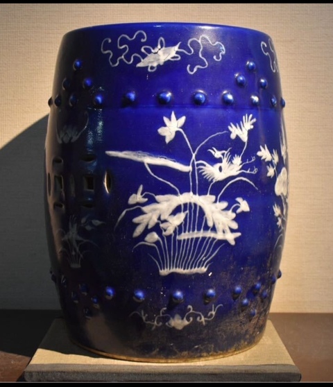 古玩陶瓷藍釉玻璃白繡蹲真品鑒賞圖