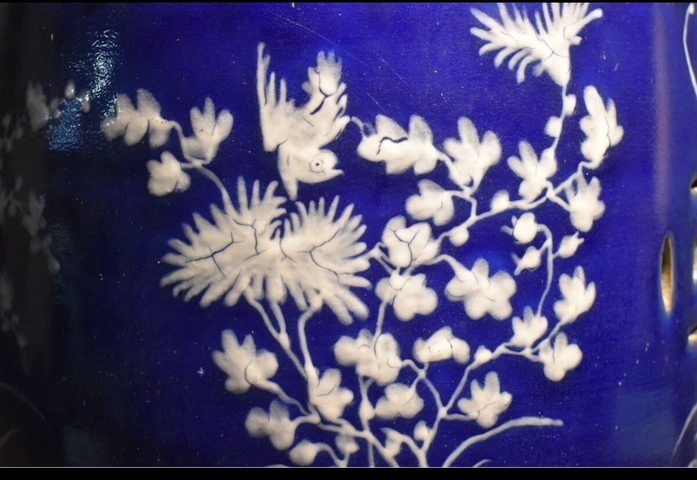 古玩陶瓷藍釉玻璃白繡蹲真品鑒賞圖