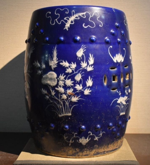 古玩陶瓷藍釉玻璃白繡蹲真品鑒賞圖
