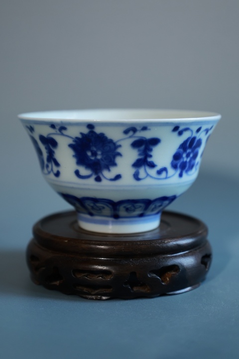 古玩陶瓷青花纏枝花卉紋茶杯真品鑒賞圖