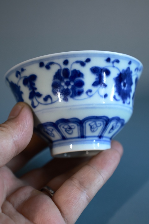 古玩陶瓷青花纏枝花卉紋茶杯真品鑒賞圖