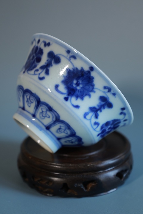 古玩陶瓷青花纏枝花卉紋茶杯真品鑒賞圖