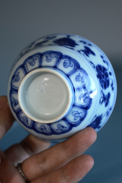 古玩陶瓷青花纏枝花卉紋茶杯真品鑒賞圖