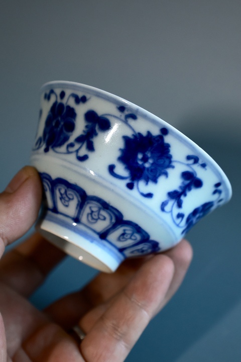 古玩陶瓷青花纏枝花卉紋茶杯真品鑒賞圖