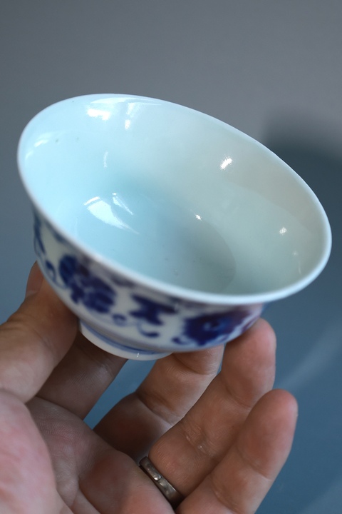 古玩陶瓷青花纏枝花卉紋茶杯真品鑒賞圖