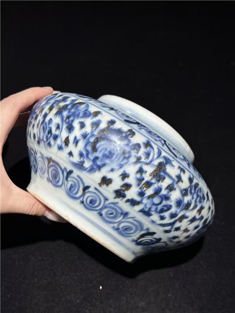 古玩陶瓷花卉紋青花罐真品鑒賞圖