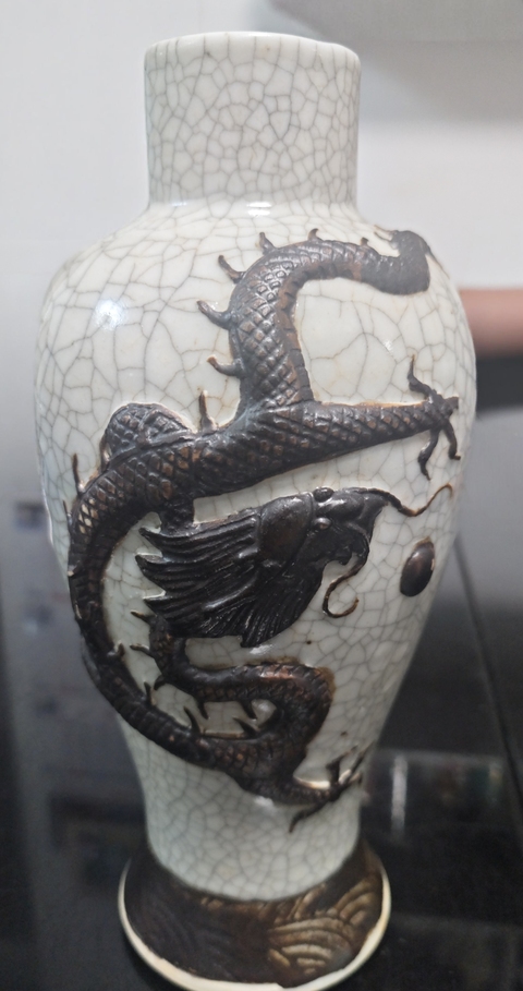 古玩陶瓷哥釉鐵骨泥堆塑龍紋瓶真品鑒賞圖