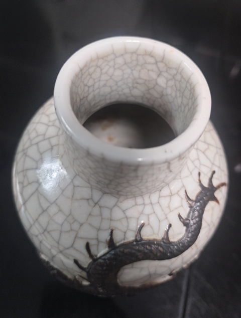 古玩陶瓷哥釉鐵骨泥堆塑龍紋瓶真品鑒賞圖