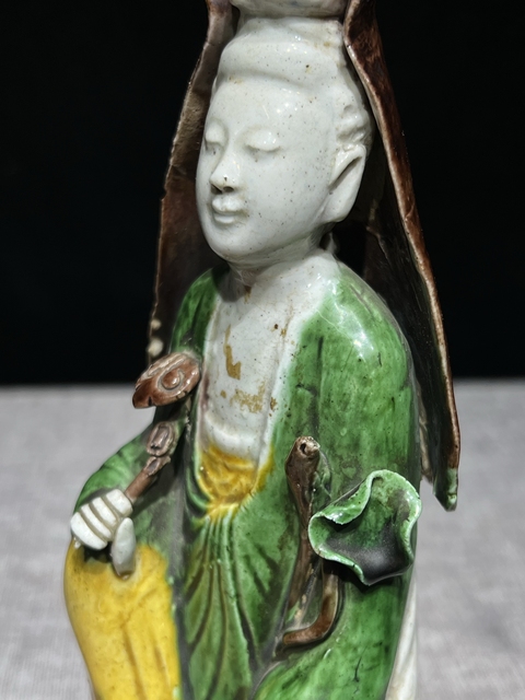 古玩陶瓷清中期 素三彩觀音真品鑒賞圖