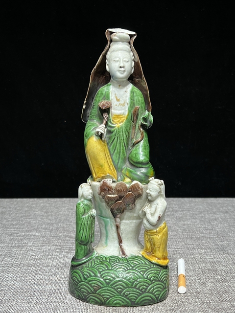 古玩陶瓷清中期 素三彩觀音真品鑒賞圖