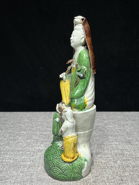 古玩陶瓷清中期 素三彩觀音真品鑒賞圖