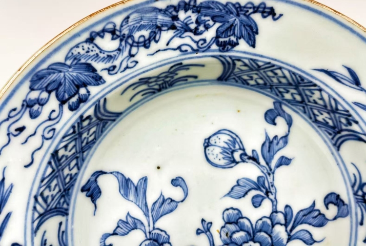 古玩陶瓷花卉紋青花盤真品鑒賞圖
