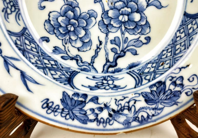 古玩陶瓷花卉紋青花盤真品鑒賞圖