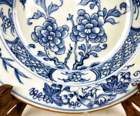 古玩陶瓷花卉紋青花盤真品鑒賞圖