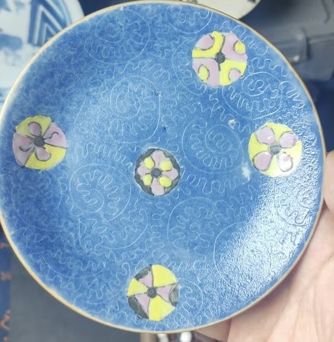 古玩陶瓷藍地軋道粉彩皮球花盤拍賣，當前價格1388元