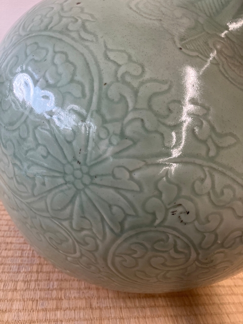 古玩陶瓷豆青釉刻花天球瓶真品鑒賞圖