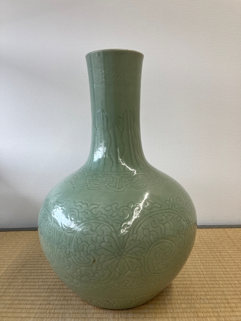 古玩陶瓷豆青釉刻花天球瓶真品鑒賞圖