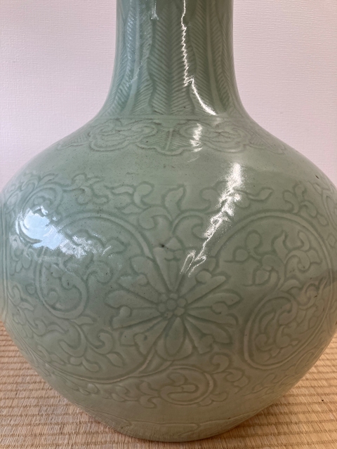 古玩陶瓷豆青釉刻花天球瓶真品鑒賞圖