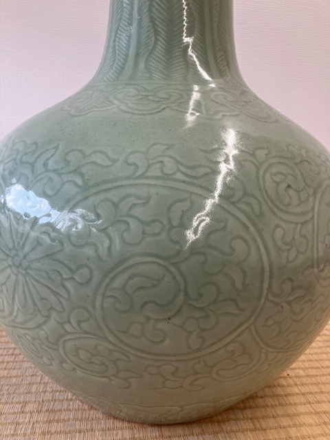 古玩陶瓷豆青釉刻花天球瓶真品鑒賞圖