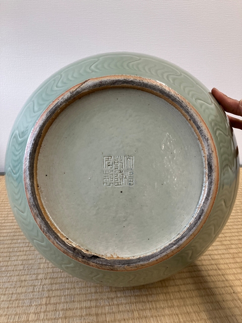古玩陶瓷豆青釉刻花天球瓶真品鑒賞圖