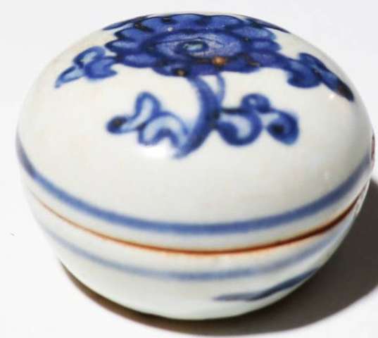古玩陶瓷折枝花卉紋青花蓋盒真品鑒賞圖