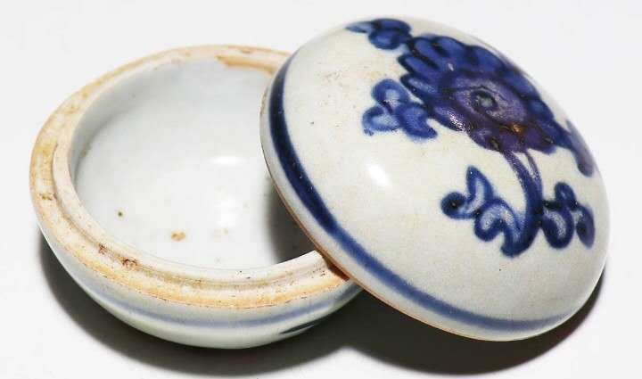 古玩陶瓷折枝花卉紋青花蓋盒真品鑒賞圖