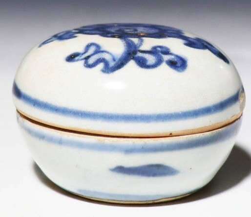 古玩陶瓷折枝花卉紋青花蓋盒真品鑒賞圖