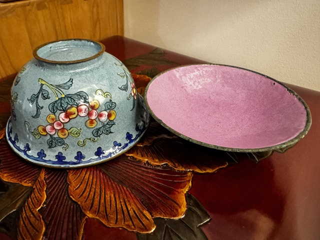 古玩陶瓷銅胎花卉紋蓋碗真品鑒賞圖