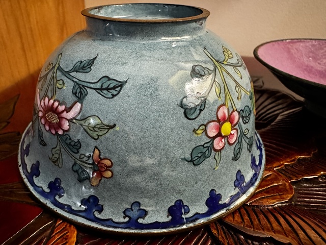 古玩陶瓷銅胎花卉紋蓋碗真品鑒賞圖