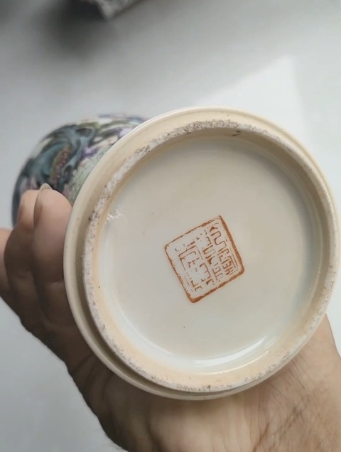 古玩陶瓷粉彩嬰戲人物紋觀音瓶真品鑒賞圖