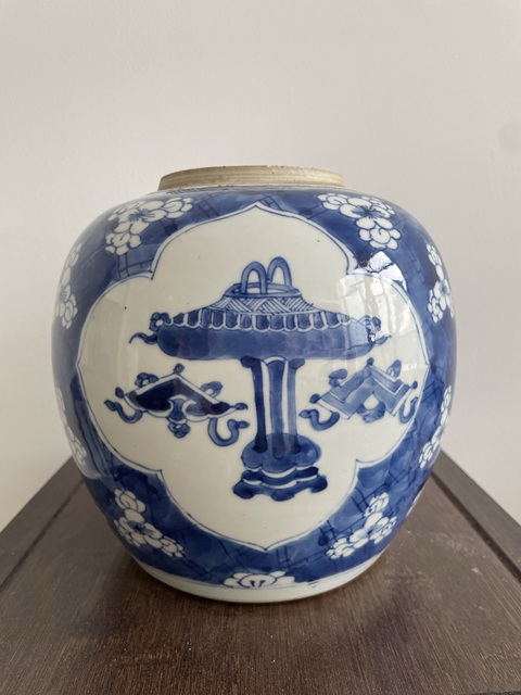 古玩陶瓷青花冰梅開窗博古罐真品鑒賞圖