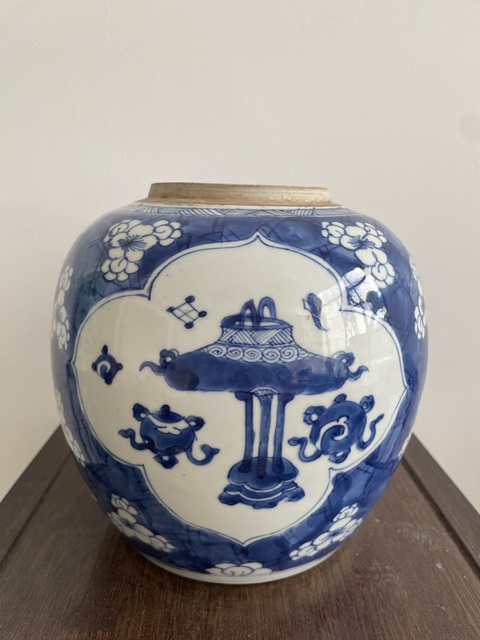 古玩陶瓷青花冰梅開窗博古罐真品鑒賞圖