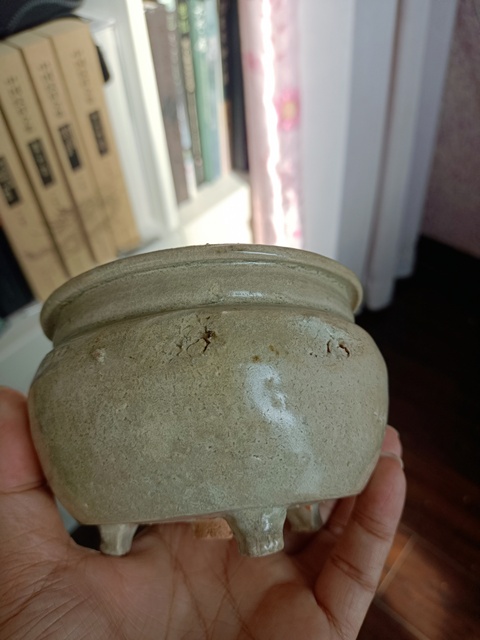 古玩陶瓷龍泉青瓷三足爐真品鑒賞圖
