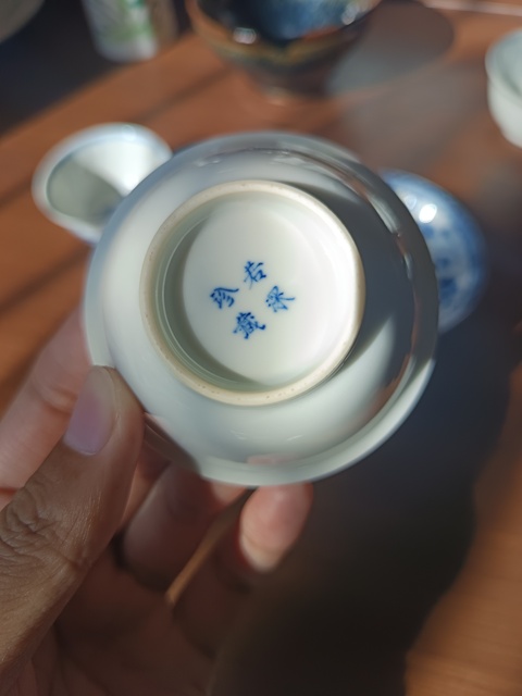古玩陶瓷若深珍藏款青花杯真品鑒賞圖
