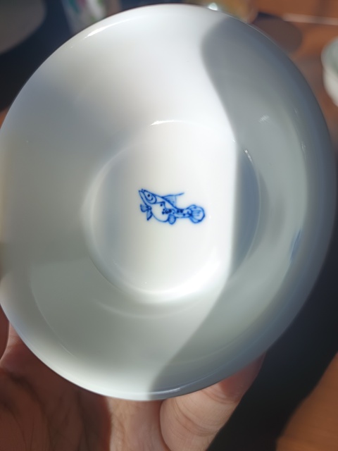 古玩陶瓷若深珍藏款青花杯真品鑒賞圖