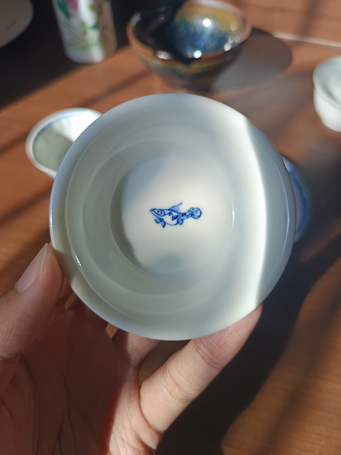 古玩陶瓷若深珍藏款青花杯真品鑒賞圖