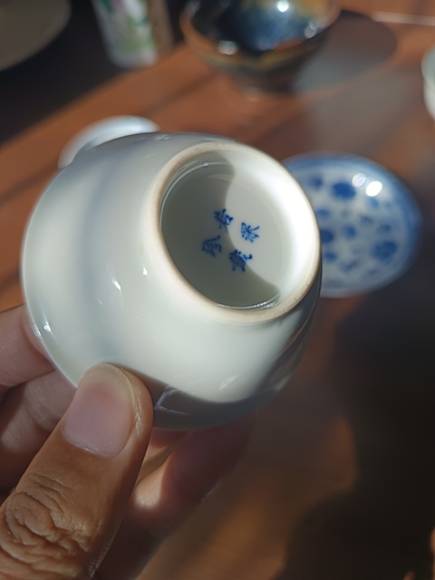 古玩陶瓷若深珍藏款青花杯真品鑒賞圖